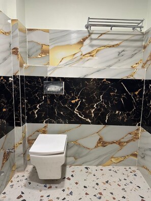 Regadera, amenidades de baño gratuitas, toallas, jabón 