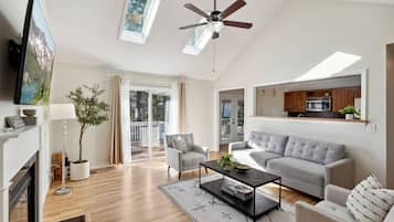 Smart TV, fireplace