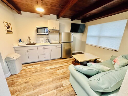 Cottage 32: Flamingo Bungalow - Waterfront Lodging in Downtown Tavares, FL