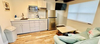 Cottage 32: Flamingo Bungalow - Waterfront Lodging in Downtown Tavares, FL