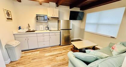 Cottage 32: Flamingo Bungalow - Waterfront Lodging in Downtown Tavares, FL