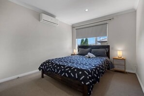 5 bedrooms, desk, iron/ironing board, WiFi