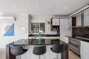 Fridge, microwave, oven, dishwasher - Holiday Home Auckland (Auckland)