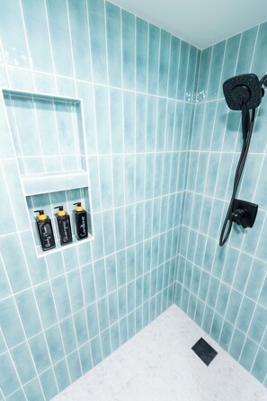 Dusche, Haartrockner, Handtücher, Seife