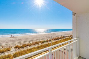 On the beach - Breath-taking Remodeled Oceanfront Studio! Sea Mist 20307 (Myrtle Beach)