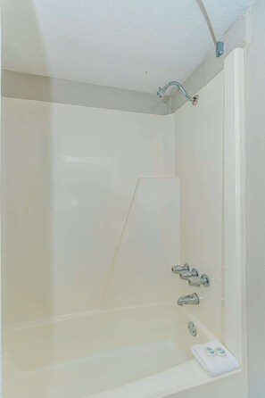 Dusche, Haartrockner, Handtücher, Shampoo