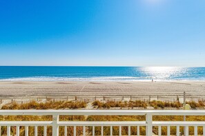 On the beach - Breath-taking Remodeled Oceanfront Studio! Sea Mist 20307 (Myrtle Beach)