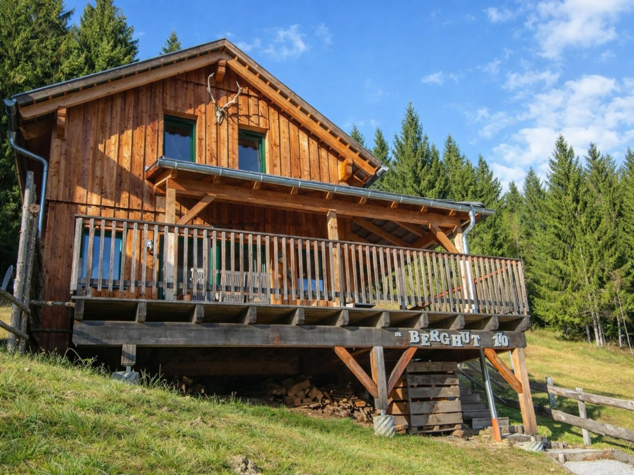 Une cabane en bois dotée d’un balcon, portant l’inscription « BERGHUT 10 ».