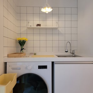 Basic Twin Room, City View | Private kitchen | Microwave, stovetop, toaster, rice cooker - FOREST R (Seoul)