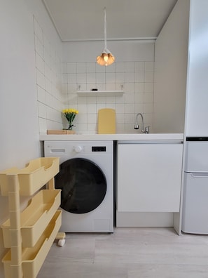 1 bedroom, hypo-allergenic bedding, desk, laptop workspace