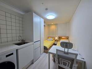 Basic-værelse med 2 enkeltsenge - byudsigt | Privat køkken | Mikrobølgeovn, kogeplade, brødrister, riskoger