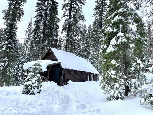 Studio style cabin in Twin Bridges with Mountain View’s near Sierra Ski Resorts