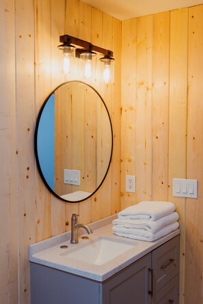 Regadera, toallas, jabón, papel de baño 