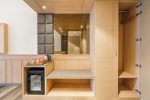 Junior Suite, 1 Double Bed | 1 bedroom, minibar, desk, laptop workspace