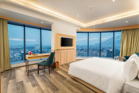 Minibar, bàn, khu vực làm việc phù hợp cho laptop, màn/rèm cản sáng