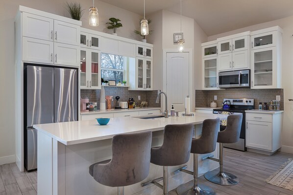 Réfrigérateur, micro-ondes, four, plaque de cuisson