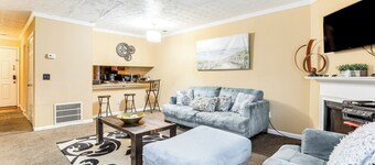 8 Mi to Stone Mountain: Quiet Getaway w/ Deck