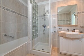 Shower, bidet, towels
