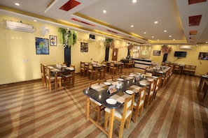 Restaurant - Golden View Resort & Restaurant (Kanthi)