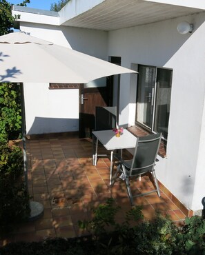 Outdoor dining - Holiday Home 'Seeblick' with Lake View, Private Terrace and Private Garden (Leezen)