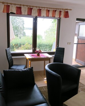 TV - Holiday Home 'Seeblick' with Lake View, Private Terrace and Private Garden (Leezen)