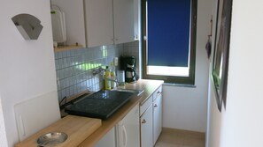 Fridge, stovetop, coffee/tea maker, electric kettle - Holiday Home 'Seeblick' with Lake View, Private Terrace and Private Garden (Leezen)