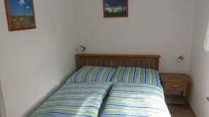 1 bedroom, bed sheets - Holiday Home 'Seeblick' with Lake View, Private Terrace and Private Garden (Leezen)