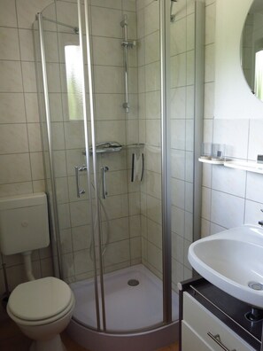 Shower, hair dryer - Holiday Home 'Seeblick' with Lake View, Private Terrace and Private Garden (Leezen)