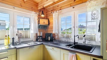 Réfrigérateur, four à micro-ondes, un four, surface de cuisson