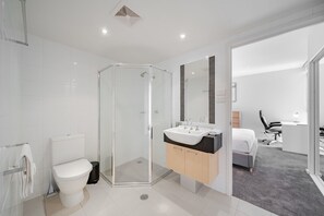 Een douche, een haardroger, handdoeken