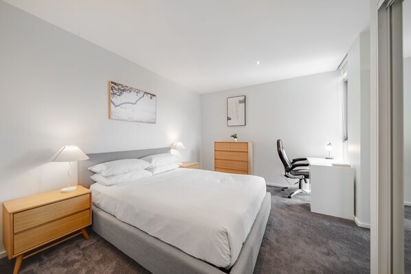 1 slaapkamer, een bureau, een strijkplank/strijkijzer, wifi