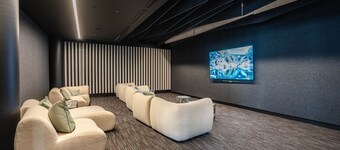 Modern 2-Bed Apartment with Premium Amenities