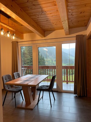 Dining - Apartment 'Zum Klammlhof' with Mountain View, Private Terrace and Wi-Fi (Ebene Reichenau)