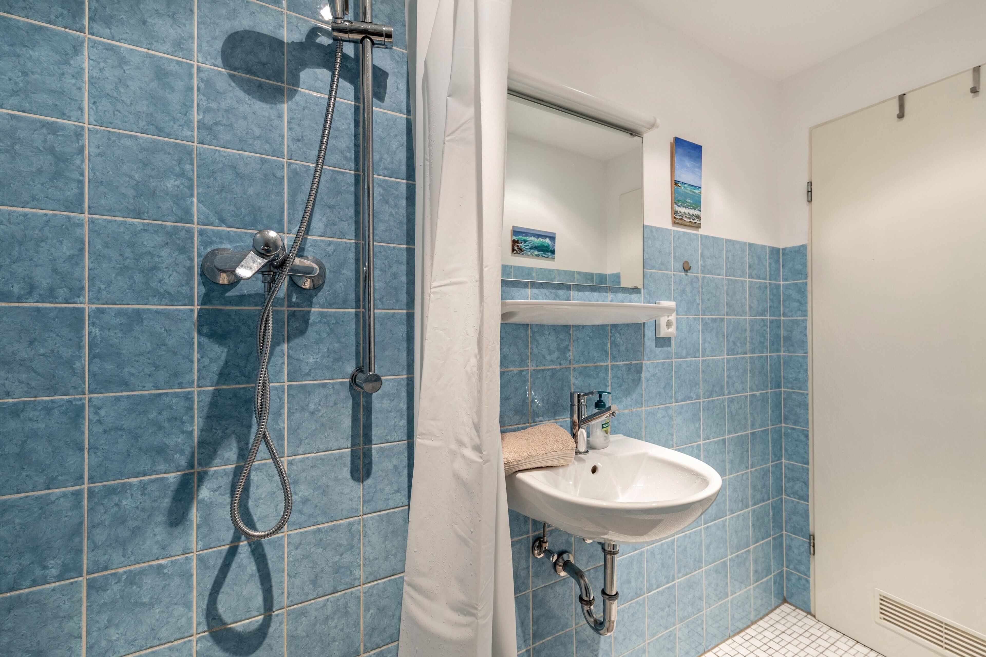 Een douche, een haardroger, handdoeken