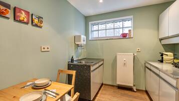 Kühlschrank, Ofen, Herdplatte, Wasserkocher mit Kaffee-/Teezubehör