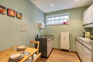 Fridge, oven, stovetop, coffee/tea maker