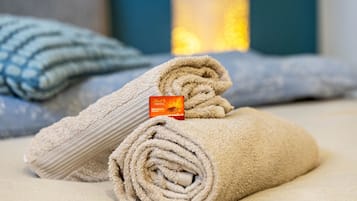 Suihku, hiustenkuivaaja, pyyhkeet