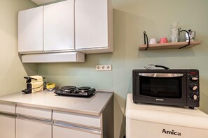 Kühlschrank, Ofen, Herdplatte, Wasserkocher mit Kaffee-/Teezubehör