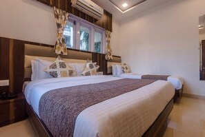 Desk, laptop workspace, soundproofing, free WiFi - Hotel Golden Palms (Mumbai)