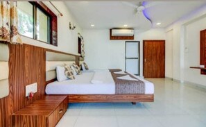 Desk, laptop workspace, soundproofing, free WiFi - Hotel Golden Palms (Mumbai)