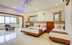 Desk, laptop workspace, soundproofing, free WiFi - Hotel Golden Palms (Mumbai)