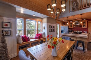 Nhà gỗ phong cách cổ điển | Bếp riêng | Tủ lạnh, lò vi sóng, lò nướng, bếp nấu