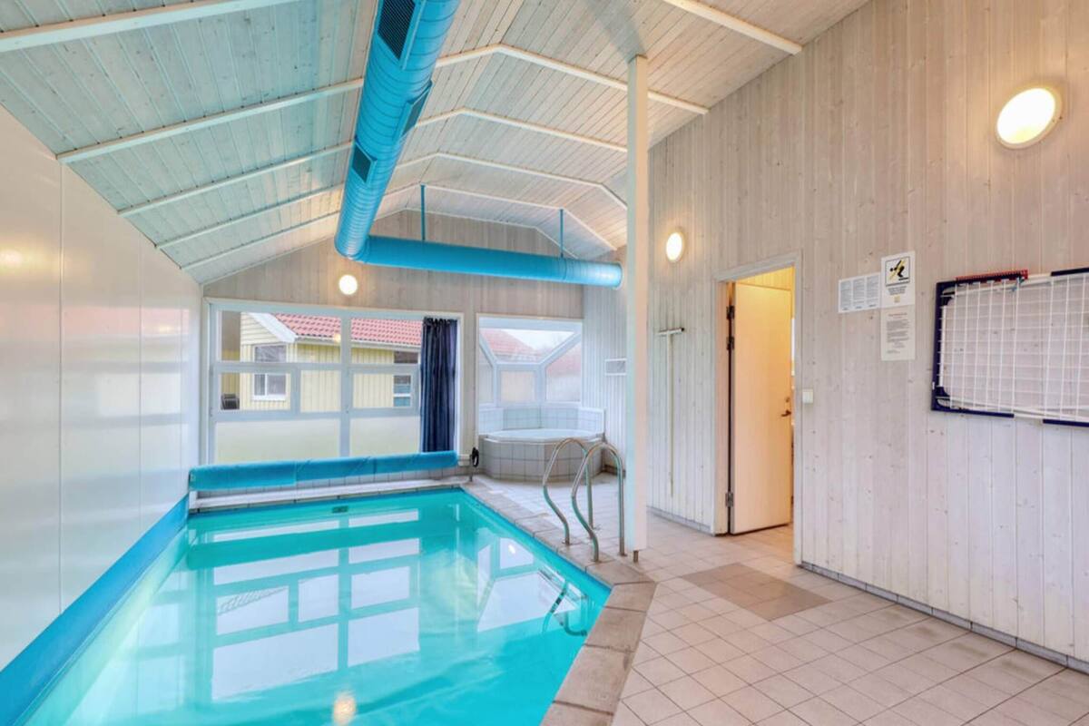 Inomhuspool och utomhuspool