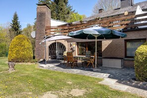 Outdoor dining - Apartment 'Hohenstein' with Mountain View, Private Terrace and Wi-Fi (Willingen (Upland))