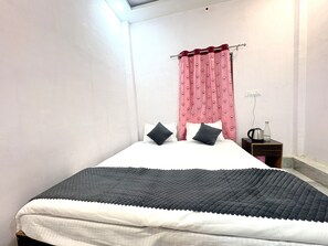 Deluxe Double Room, City View | Soundproofing, free WiFi, bed sheets - HKG Homestay Uttar Pradesh (Varanasi)