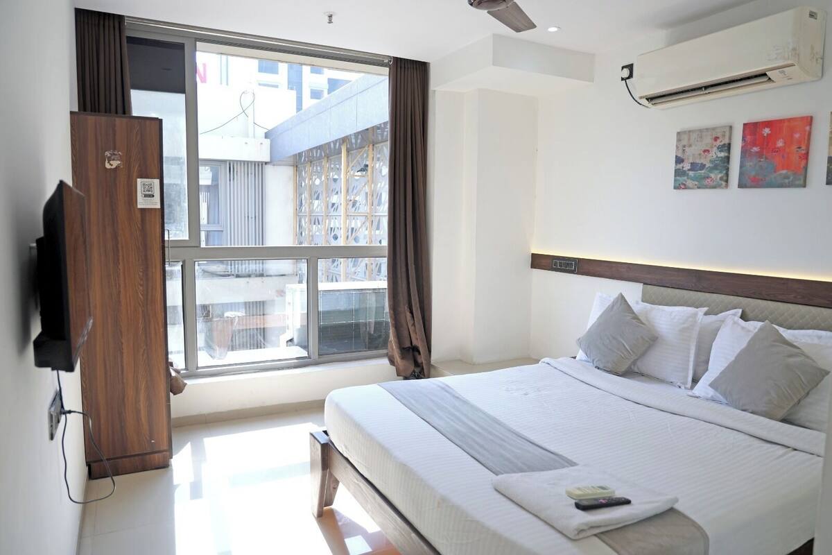 Kamar Deluks | Meja kerja