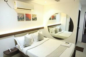 Superior Room | Desk - Hotel Elegant inn (Surat)