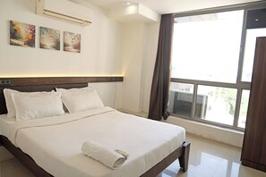 Deluxe Room | Desk - Hotel Elegant inn (Surat)