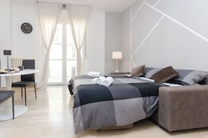 Departamento, balcón, vista a la ciudad | Área de sala de estar | Smart TV 