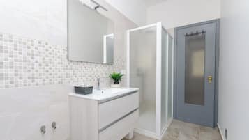 Apartment, Balkon, Stadtblick | Badezimmer